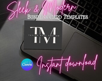Könnte beinhalten: Ein schwarzes und weißes Businesskarten-Mockup mit dem Text "Sleek & Modern Business Card Templates" und "TAYLOR MADE FASHION" mit den Initialen "TM" in einer stilisierten Schriftart. Die Karte liegt auf einer Laptop-Tastatur mit dem Text "Sofort-Download" in pinkfarbener Neon-Schrift. Der Text "EDIT IN Canva" befindet sich in einem blauen und violetten Kreis.
