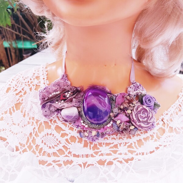 Collier plastron fleurs et dentelles, Choker romantique Grande agate violette