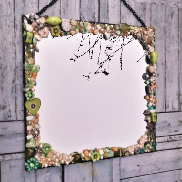 Miroir avec cadre mosaique de pierres et perles ,,fait main, pièce unique, Idée cadeau,amour de la nature