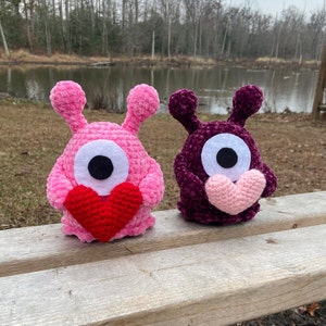 Crochet Love Alien - Matching Valentine&#39;s Day card - Amigurumi Valentine&#39;s Day gift