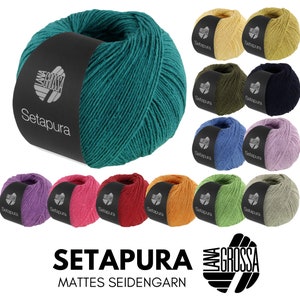 Op de afbeelding: Een verzameling garenbollen in verschillende kleuren, waaronder teal, geel, groen, rood, oranje, paars en blauw. Het garen is gelabeld met "Setapura Mattes Seidengarn" en "Lana Grossa".