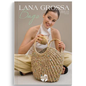 Könnte beinhalten: Eine Frau hält eine gewebte Handtasche mit Bambusgriffen, abgebildet auf dem Cover eines "Lana Grossa Bags" Magazins. Die Tasche ist beige mit bunten Akzenten. Das Magazin-Cover trägt den Text "Lana Grossa Bags".