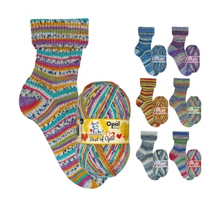 Könnte beinhalten: Eine bunte Socke und ein passender Wollknäuel sowie mehrere Sockenpaare mit ihren passenden Wollknäueln. Die Socke und das Garn sind mehrfarbig mit Streifen und Mustern. Auf dem Garnetikett steht "Best of Opal".