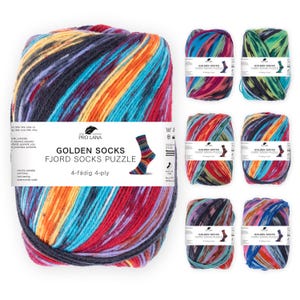 Könnte beinhalten: Ein großer Knäuel Pro Lana Golden Socks Fjord Socks Puzzle Garn mit einer lebendigen Mischung aus Farben wie Blau, Orange, Rot und Lila. Mehrere kleinere Knäuel des gleichen Garns sind ebenfalls sichtbar, zusammen mit Produktetiketten.