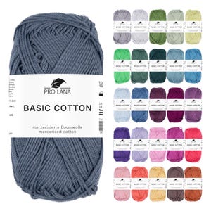 Può includere: Un gomitolo di filato di cotone mercerizzato blu etichettato "PRO LANA BASIC COTTON" con un logo a forma di foglia. Il filato è 100% cotone ed è adatto per lavorare a maglia e all'uncinetto.