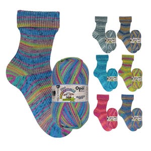 Könnte beinhalten: Eine bunte Socke und ein Knäuel Garn mit passendem Muster. Die Socke ist überwiegend blau mit gelben, grünen und rosa Streifen. Das Garn ist mit "Opal" und "4-fach" mit dem Text "Edition 2" gekennzeichnet. Mehrere andere Socken und Knäuel werden ebenfalls angezeigt.