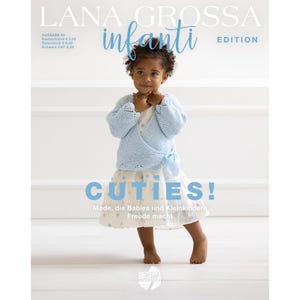 Könnte beinhalten: Ein blauer Strickcardigan mit einem weißen Tüllrock mit Punkten. Der Text "CUTIES!" ist in blauen Buchstaben auf weißem Hintergrund geschrieben. Der Text "Mode, die Babies und Kleinkindern Freude macht" ist in schwarzen Buchstaben auf weißem Hintergrund geschrieben.