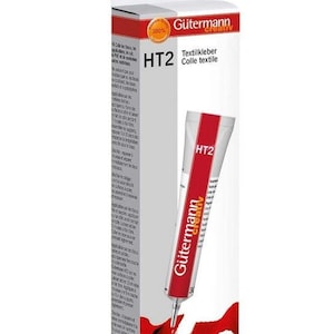 Könnte beinhalten: Eine Tube Gütermann Creativ HT2 Textilkleber, 30g, mit rotem und weißem Design. Die Verpackung enthält den Text "Textilkleber" und "Colle textile". Die Tube wird mit einem roten Klebstoffauftrag gezeigt.