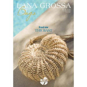 Könnte beinhalten: Eine beige, handgehäkelte Tasche mit Kordelzug. Die Tasche ist aus dickem, strukturiertem Garn gefertigt und trägt den Text "Lana Grossa Bags" und "Brand new THE BAST". Die Tasche liegt auf einer sandigen Oberfläche.