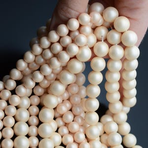 Hilo completo de 15,5&quot; de 8,10 mm de perlas redondas de concha esmerilada de color beige claro, cuentas de nácar, perla de grado A, concha marina, perla de imitación