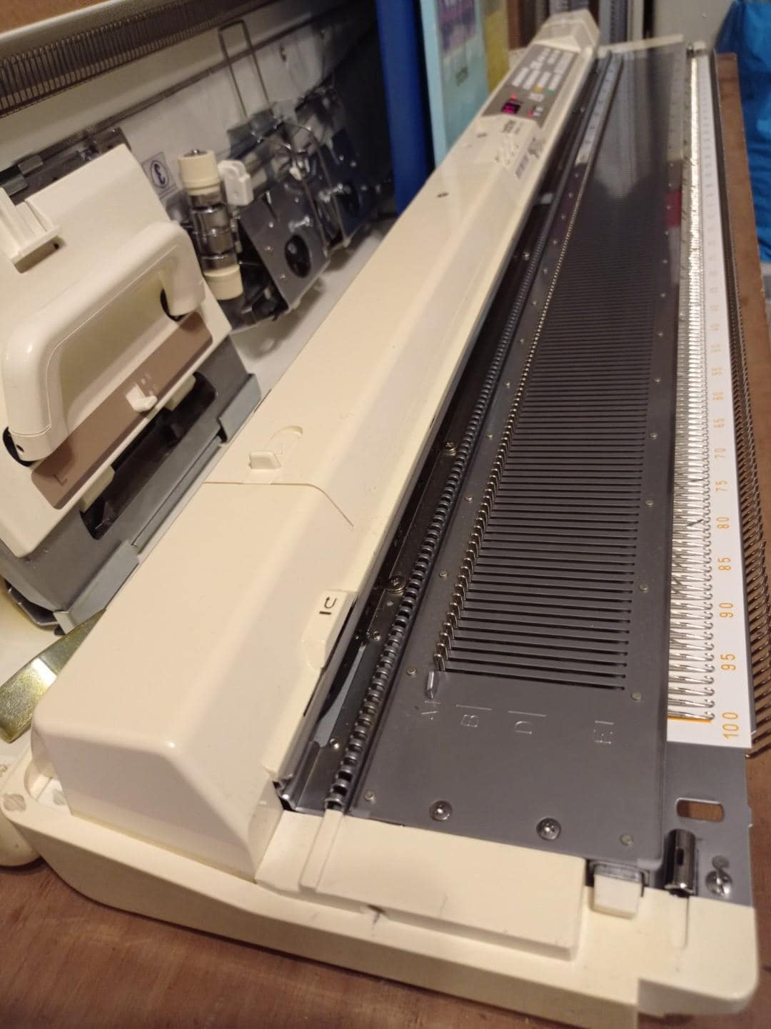 Machine à Tricoter Brother KH-230 Vintage - Modèle Nine, Occasion En Excellent état, Livrée Avec Accessoires