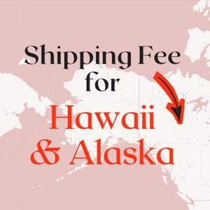 Peut inclure: Une carte de l'Amérique du Nord avec le texte "Shipping Fee for Hawaii & Alaska" en noir et rouge. Une flèche rouge pointe vers l'Alaska. Le fond est de couleur rose clair.