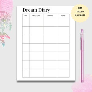 Può includere: Un diario dei sogni stampabile bianco con un layout a griglia per registrare i sogni. Il diario include sezioni per data, nome del sogno, simboli e note. Una penna viola chiaro è appoggiata accanto al diario. Le parole "PDF Instant Download" sono in un cerchio giallo.