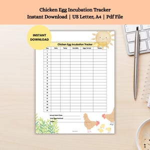 Könnte beinhalten: Ein druckbares Hühnereier-Inkubations-Tracker-Dokument mit einer Tabelle für Tag, Datum, Temperatur, Luftfeuchtigkeit, gewendete Eier und Notizen. Die Seite enthält eine gelbe Sonne, grünes Blattwerk sowie Grafiken von Hühnern und Küken.