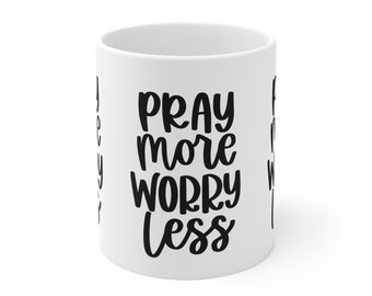 Peut inclure: Une tasse en céramique blanche avec du texte noir qui dit "Priez plus, vous inquiétez moins".