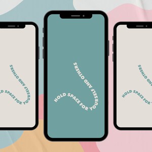 Op de afbeelding: Drie telefoonmockups met een turquoise, beige en witte achtergrond. De tekst op de telefoonschermen luidt "Hold space for yourself and others".