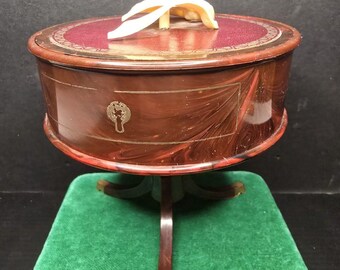 Mesa de tambor miniatura Duncan Phyfe de National Potteries Co. NAPCO, de la década de 1940...
