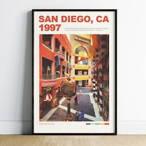 Pode incluir: Um pôster vintage com uma foto de um shopping center interior colorido em San Diego, Califórnia. O pôster é intitulado "San Diego, CA 1997" e apresenta uma torre de relógio com o texto "The Broadway" acima. O pôster também inclui o texto "Horton Plaza".