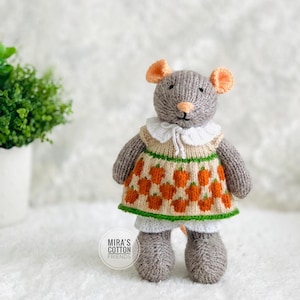 Handgestrickte Maus Puppe – Larissa im Blümchenkleid – Stofftier – Baby Geschenk – Kinderzimmer Deko