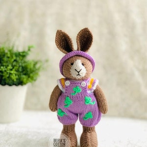 Handgebreid konijntje – Pippa the Cotton Friend – Zachte pluche konijnenpop – Waldorf-geïnspireerd speelgoed – Gebreid konijntje in overall