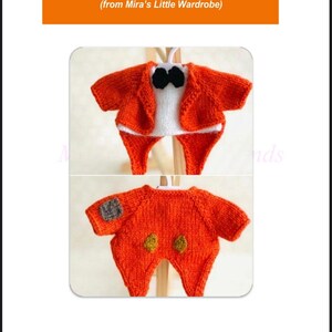 Peut inclure: Un ensemble de smoking orange tricoté pour un petit enfant, avec une chemise blanche et un nœud papillon noir. La partie inférieure de l'ensemble est également orange, avec deux accents circulaires jaunes et marron et un patch carré gris. Texte : "Little Tuxedo Set Pattern".