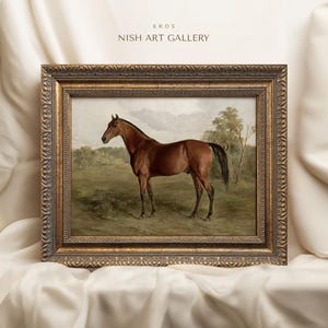Puede incluir: Una pintura enmarcada de un caballo marrón de pie en un campo. La pintura está en un marco dorado con detalles ornamentados. El título "EROS NISH ART GALLERY" está escrito en la parte superior del marco.