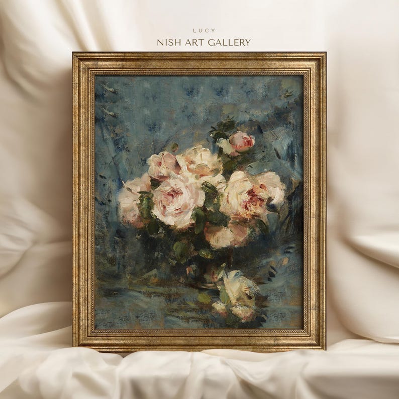 Pode incluir: Uma pintura emoldurada de um buqu&ecirc; de rosas cor-de-rosa num vaso. As rosas s&atilde;o pintadas num estilo realista com cores suaves e atenuadas. O fundo &eacute; de cor azul-acinzentado.