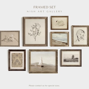 Peut inclure: Un ensemble d'impressions encadrées représentant différents sujets, dont un motif floral, un cygne, un paysage marin, un portrait et un motif à motifs. Les cadres sont tous dorés et ont un aspect classique. Le texte "FRAMED SET NISH ART GALLERY" est en haut de l'image.