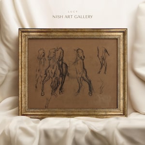 Puede incluir: Un dibujo a lápiz en blanco y negro enmarcado de cuatro caballos en varias poses. El dibujo está sobre un fondo de papel marrón y está enmarcado en un marco dorado. El título "LUCY NISH ART GALLERY" está impreso en la parte superior del marco.