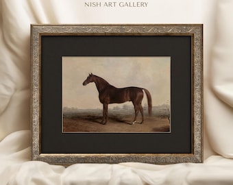 以下が含まれることがあります： 額縁に入った、茶色の馬が草原に立っている絵画。馬は左を向いており、長い尻尾があります。絵画は、白い雲のある薄い青色の空を背景にしています。額縁は装飾的で、金色の仕上げが施されています。