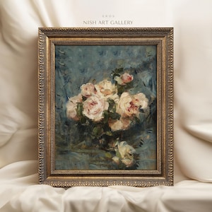 Pode incluir: Uma pintura emoldurada de um buqu&ecirc; de rosas cor-de-rosa em um vaso. As rosas s&atilde;o pintadas em um estilo realista com cores suaves e apagadas. O fundo &eacute; de cor azul-acinzentado.