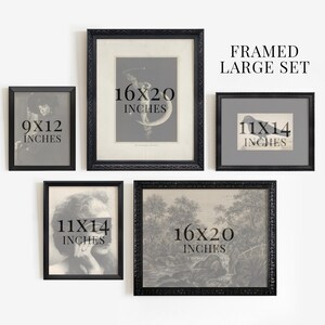 Pu&ograve; includere: Un set di quattro stampe incorniciate nere con passepartout bianchi. Le stampe sono di varie dimensioni, tra cui 9x12 pollici, 11x14 pollici e 16x20 pollici. Le stampe presentano immagini diverse, tra cui una donna con una corona, una donna con un libro, un uccello e un paesaggio.