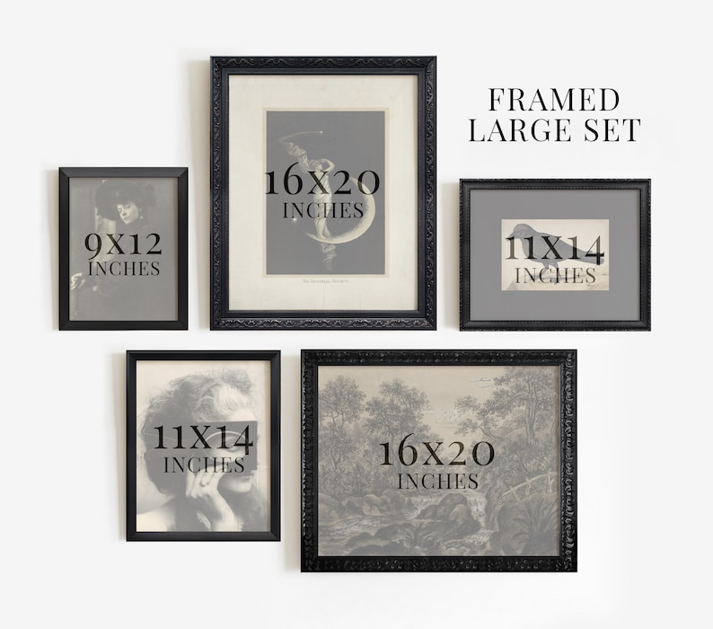 Pu&ograve; includere: Un set di quattro stampe incorniciate nere con passepartout bianchi. Le stampe sono di varie dimensioni, tra cui 9x12 pollici, 11x14 pollici e 16x20 pollici. Le stampe presentano immagini diverse, tra cui una donna con una corona, una donna con un libro, un uccello e un paesaggio.