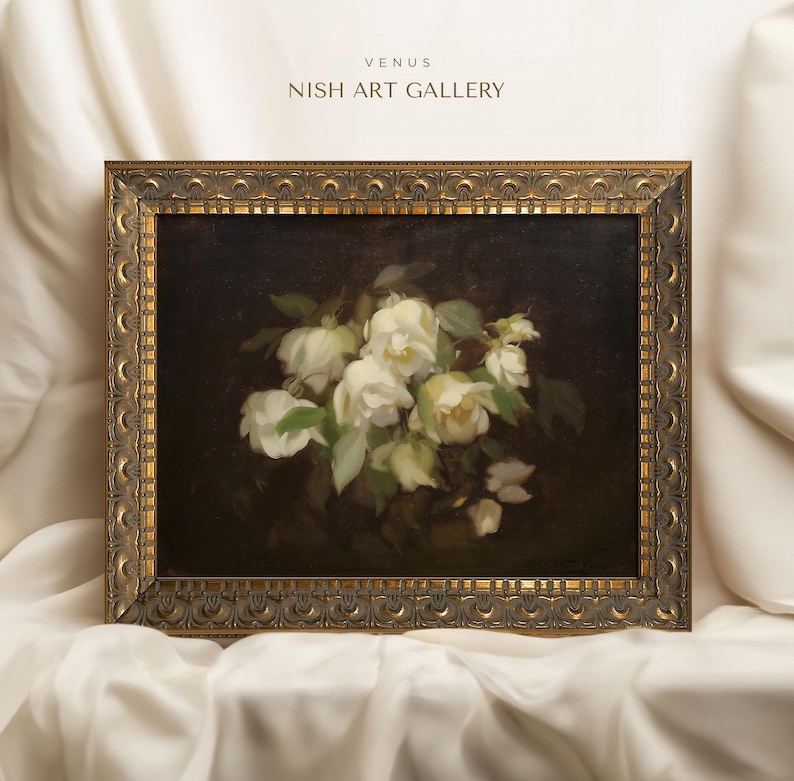 Puede incluir: Una pintura enmarcada de un ramo de rosas blancas en un marco marr&oacute;n oscuro con un borde dorado. La pintura se titula "Venus" y es de la "Nish Art Gallery".