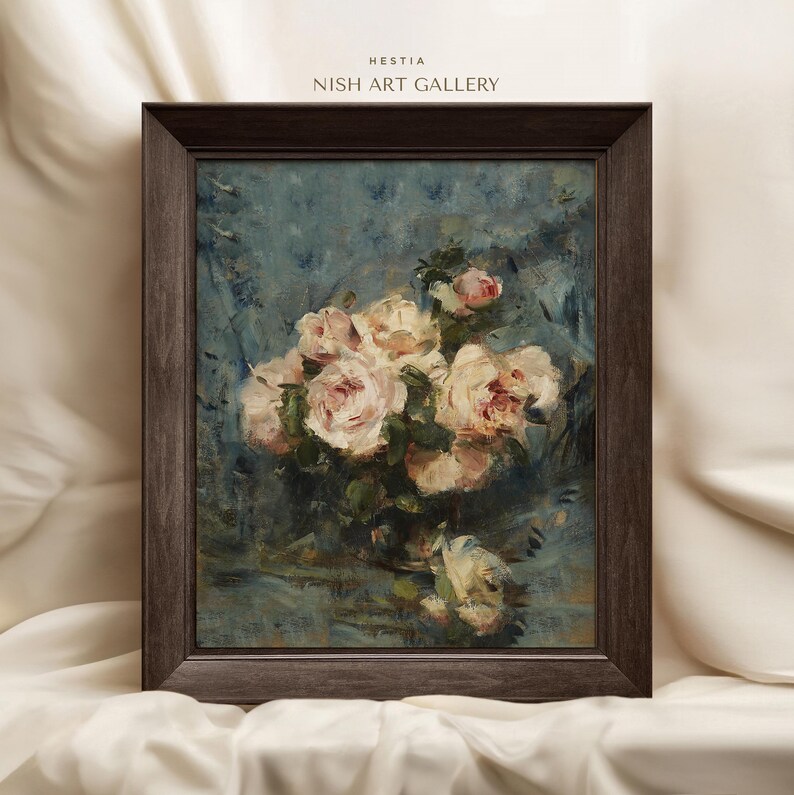 Pode incluir: Uma pintura emoldurada de um buqu&ecirc; de rosas brancas em um vaso. As rosas s&atilde;o pintadas em um estilo realista com pinceladas suaves e delicadas. O fundo &eacute; de um azul opaco.