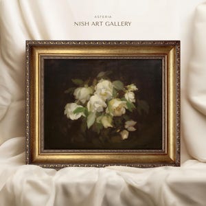 Puede incluir: Una pintura enmarcada de rosas blancas sobre un fondo oscuro. El marco es dorado con detalles ornamentados. El t&iacute;tulo "Asteria Nish Art Gallery" est&aacute; escrito en la parte superior del marco.