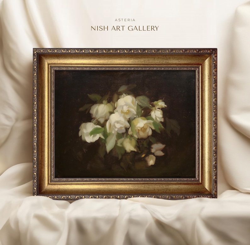Puede incluir: Una pintura enmarcada de rosas blancas sobre un fondo oscuro. El marco es dorado con detalles ornamentados. El t&iacute;tulo "Asteria Nish Art Gallery" est&aacute; escrito en la parte superior del marco.