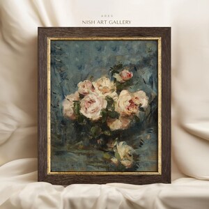 Pode incluir: Uma pintura emoldurada de um buqu&ecirc; de rosas cor-de-rosa num vaso. As rosas est&atilde;o dispostas num estilo solto e natural, e o fundo &eacute; azul suave.