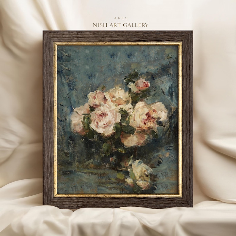 Pode incluir: Uma pintura emoldurada de um buqu&ecirc; de rosas cor-de-rosa num vaso. As rosas est&atilde;o dispostas num estilo solto e natural, e o fundo &eacute; azul suave.
