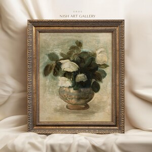 Peut inclure: Une peinture encadrée d'un bouquet de roses blanches dans un vase. Les roses sont disposées dans un vase à motifs brun clair et vert. La peinture est sur un fond bleu clair.