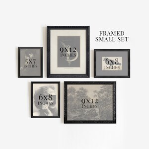 Pu&ograve; includere: Un set di quattro stampe incorniciate nere con immagini diverse. Le stampe sono etichettate con le loro dimensioni in pollici: 5x7, 6x8, 9x12 e 9x12. Il testo "FRAMED SMALL SET" &egrave; stampato sopra le stampe.
