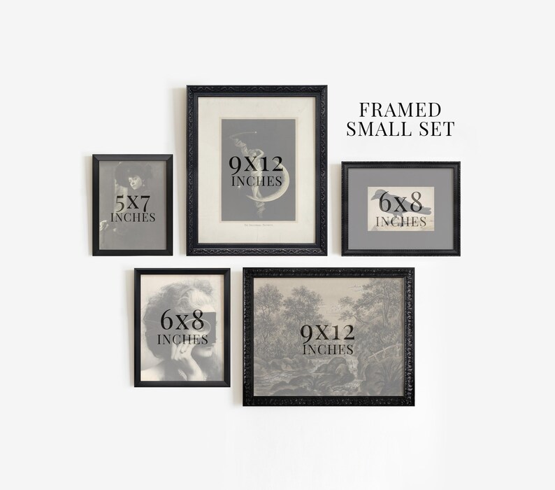 Pu&ograve; includere: Un set di quattro stampe incorniciate nere con immagini diverse. Le stampe sono etichettate con le loro dimensioni in pollici: 5x7, 6x8, 9x12 e 9x12. Il testo "FRAMED SMALL SET" &egrave; stampato sopra le stampe.