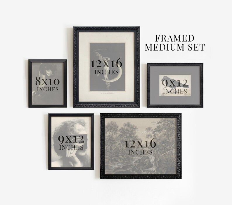 Pu&ograve; includere: Un set di quattro stampe incorniciate nere con immagini diverse. Le cornici sono tutte dello stesso stile e hanno un design semplice e classico. Le stampe sono tutte in bianco e nero e presentano vari soggetti, tra cui un ritratto, un paesaggio e una natura morta. Le stampe sono etichettate con le loro dimensioni in pollici: 8x10, 9x12 e 12x16. Il set &egrave; etichettato "Framed Medium Set".