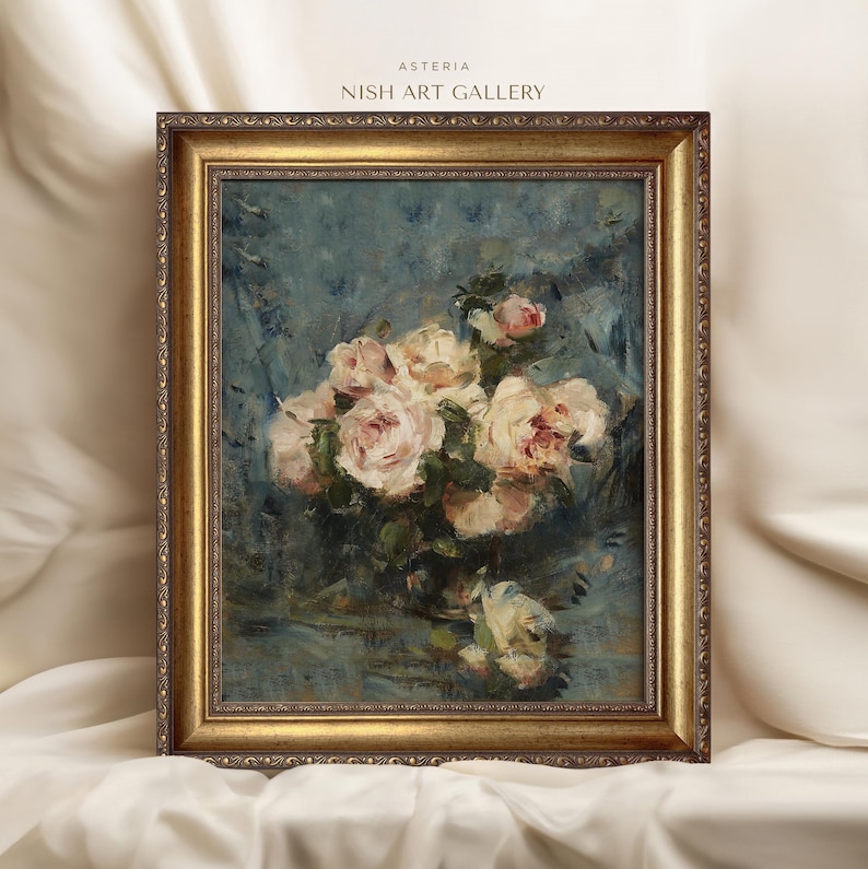 Pode incluir: Uma pintura emoldurada de um buqu&ecirc; de rosas cor-de-rosa num vaso. As rosas est&atilde;o dispostas num estilo solto e natural, e o fundo &eacute; azul suave.
