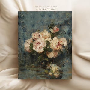 Pode incluir: Uma pintura de um buqu&ecirc; de rosas brancas e cor-de-rosa num vaso. As rosas est&atilde;o dispostas num estilo solto e natural, e o fundo &eacute; um azul suave.