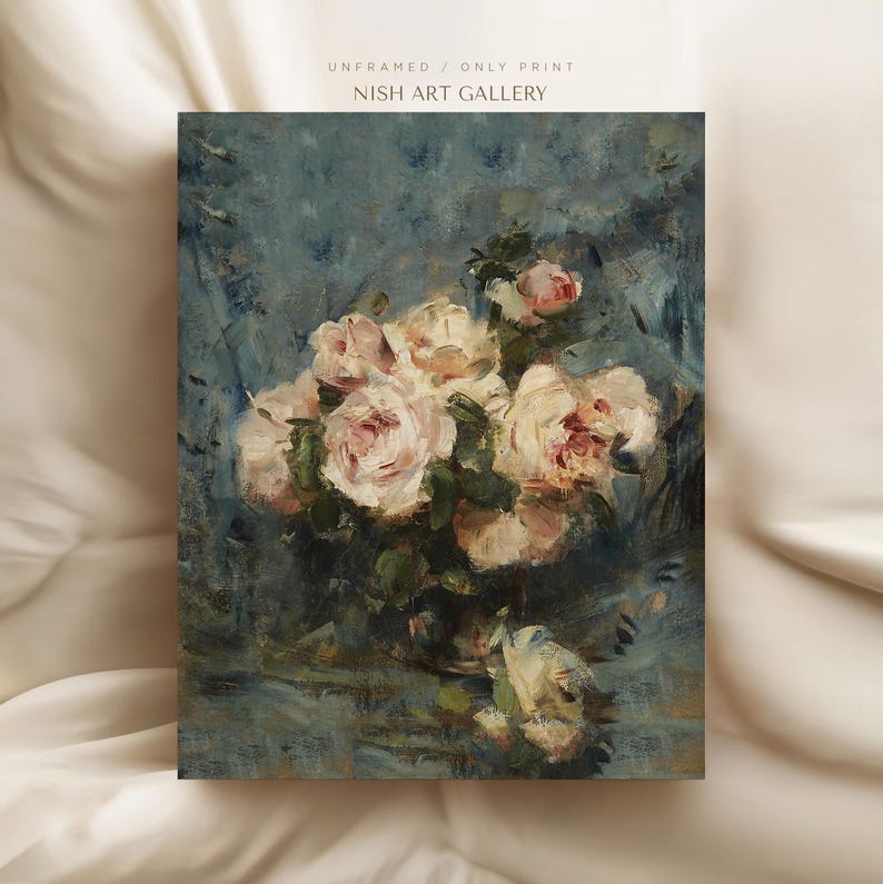 Pode incluir: Uma pintura de um buqu&ecirc; de rosas brancas e cor-de-rosa num vaso. As rosas est&atilde;o dispostas num estilo solto e natural, e o fundo &eacute; um azul suave.