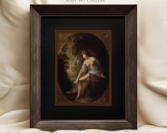 Könnte beinhalten: Ein gerahmtes Gemälde einer Frau in einem weißen Kleid, die in einer Waldlandschaft sitzt. Das Gemälde ist in einem dunkelbraunen Rahmen mit einem schwarzen Passepartout. Der Titel "HESTIA NISH ART GALLERY" ist oben auf dem Rahmen gedruckt.