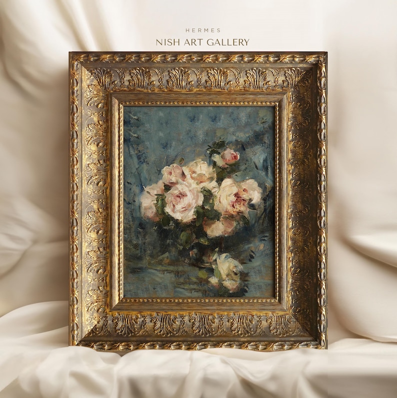 Pode incluir: Uma pintura a &oacute;leo emoldurada de um buqu&ecirc; de rosas brancas com folhas verdes sobre um fundo azul. A moldura &eacute; ornamentada e dourada.