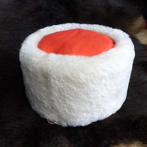 Witte echte Mouton ronde hoed met roodgekleurde bovenkant | Hoed van echte schapenvacht | Handgemaakt HQ | Traditionele hoofdtooi | Papacha-kozakkenstijl