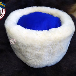 Witte echte Mouton ronde hoed met blauw gekleurde bovenkant | Hoed van echte schapenvacht | Handgemaakt HQ | Traditionele hoofdtooi | Papacha-kozakkenstijl